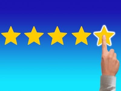 Loan on your car finger pointing at 5 start reviews